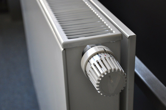 gleich-durch-heizung-richtig-kann-zu-hause-seinoffi-cc0-pixabay-ri-220716_download Auch im Homeoffice kann durch richtiges Heizen Energie gespart werden.