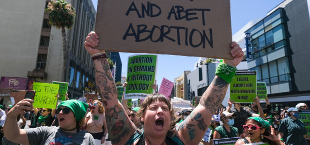 USA, Los Angeles: Abtreibungsrechtsaktivist:innen nehmen an einem Marsch entlang des Hollywood Boulevard teil, um die Regierung aufzufordern, das Abtreibungsrecht landesweit wiederherzustellen.
