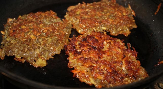 roesti-kannst-du-ganz-leicht-selbermachen-hier-ei-pascal-thiele-utopiade-181122_download Rösti kannst du ganz leicht selbermachen - hier eine Variante mit geriebenen Möhren in der Masse.