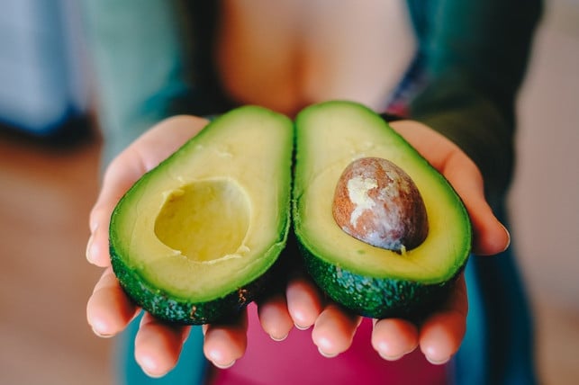nimmst-du-den-kern-raus-kannst-du-die-avocado-gan-cc0-pixabay-coyot-200511_download Nimmst du den Kern raus, kannst du die Avocado ganz leicht grillen und vegan füllen.