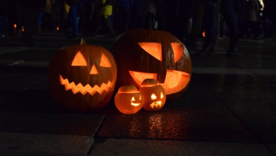 an-halloween-werde-kuerbisse-gerne-zu-gruseliger-de-cc0-pixabay-nr478-240919_download An Halloween werde Kürbisse gerne zu gruseliger Deko umfunktioniert.