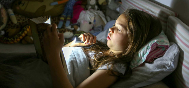 Reading in Bad Light: Really Bad for Your Eyes? (Photo: Mascha Brichta/dpa-tmn) Reading in Bad Light: Really Bad for Your Eyes?