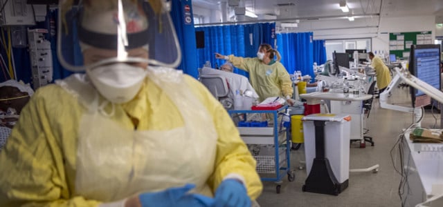 London: Krankenschwestern versorgen Patient:innen mit einer Corona-Infektion auf der Intensivstation im St. Georges Krankenhaus.