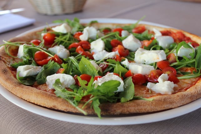 du-kannst-die-rucola-pizza-nach-dem-backen-mit-wei-cc0-pixabay-matindeepunkt-200727_download Du kannst die Rucola-Pizza nach dem Backen mit weiteren Toppings, wie zum Beispiel (veganem) Mozzarella oder Parmesan belegen.