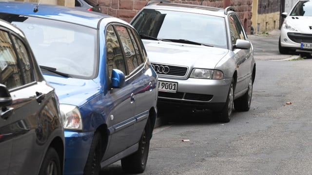 autos-falschparken-Uli-Deck-dpa-251105 Falsch: Autos, die auf Gehwegen parken