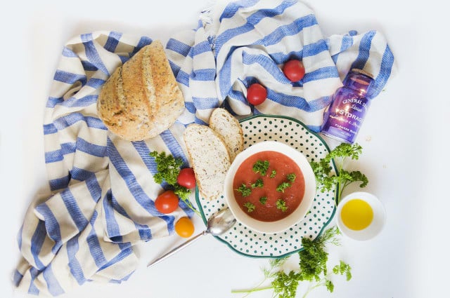 El gazpacho es una sopa típica española que es adecuada como plato ligero cuando hace calor.