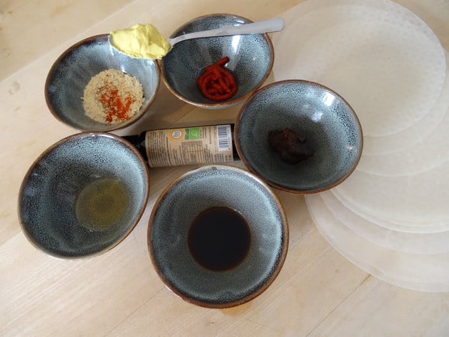 fuer-den-veganen-speck-brauchst-du-reispapier-und-v-elisabeth-ammer-utopia-210315_download Für den veganen Speck brauchst du Reispapier und verschiedene Gewürze.