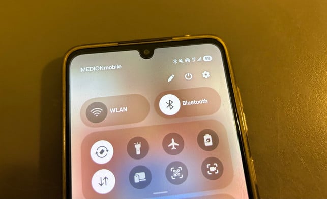 das-hotspot-symbol-befindet-sich-in-der-statusleis-lina-brammertzutopiade-251117_download Das Hotspot-Symbol befindet sich in der Statusleiste rechts neben dem Lautsprecher Symbol.