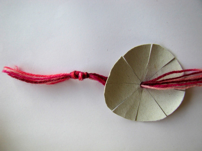 nun-kann-das-flechten-der-kette-beginnen-utopiadechantal-gilbrich-190627_download Nun kann das Flechten der Kette beginnen.