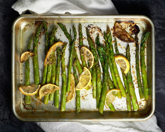 egal-oder-gruener-oder-weisser-spargel-diese-menge-cc0-unsplash-christina-rumpf-240414_download Egal oder grüner oder weißer Spargel: Diese Menge ergibt eine Beilage für etwa drei Personen.