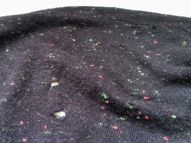 nicht-wegwerfen-kleidung-mit-kleinen-loechern-repa-sven-christian-schulz-utopia-210516_download Kleider mit kleinen Löchern können einfach geflickt werden.