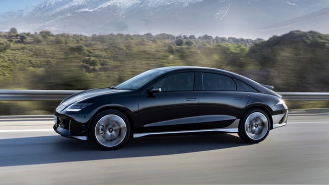 Der Hyundai Ioniq 6 bietet viel Reichweite bei unter 2 Tonnen Gewicht und vergleichsweise geringem Stromverbrauch. Der Hyundai Ioniq 6 bietet viel Reichweite bei unter 2 Tonnen Gewicht und vergleichsweise geringem Stromverbrauch.