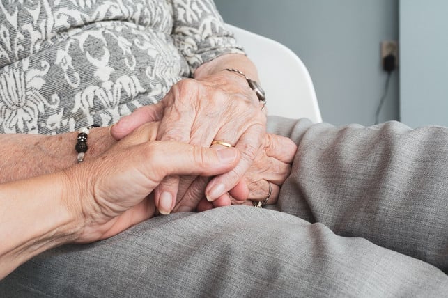 People with a caregiver are less affected by loneliness as a risk factor, especially in old age.