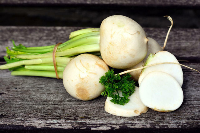 White beets taste great with fresh fruits like pears and apples. 