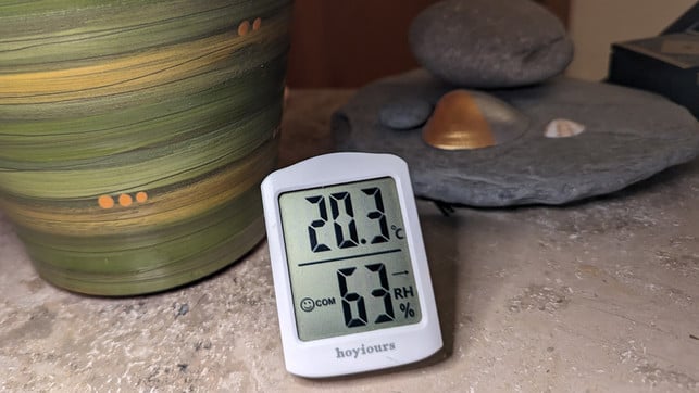 hygrometer-aufstellen-beachten-1-bw-231116-1280x720 Ein guter Platz für das Hygrometer: Mittig in einem Wohnraum.