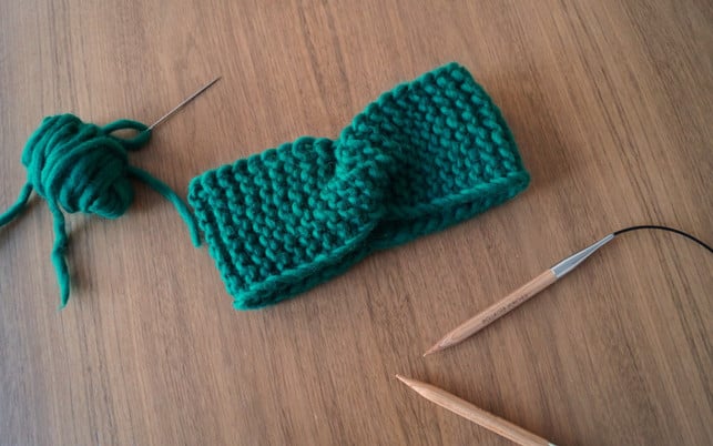 diy-stirnband-fertig_u_utopia_161104_1280x800 Weihnachtsgeschenke: DIY Stirnband stricken