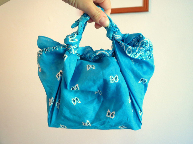 je-nach-groesse-deines-furoshikis-kannst-du-daraus-g-utopia-leonie-barghorn-200713_download Je nach Größe deines Furoshikis kannst du daraus größere oder kleinere Taschen knüpfen.