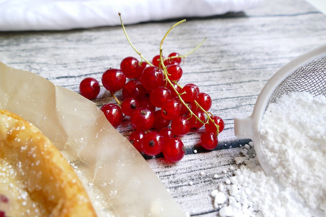 zu-dem-veganen-obstkuchen-passen-auch-johannisbeer-cc0-pixabay-misssuki-200217_download Zu dem veganen Obstkuchen passen auch Johannisbeeren.