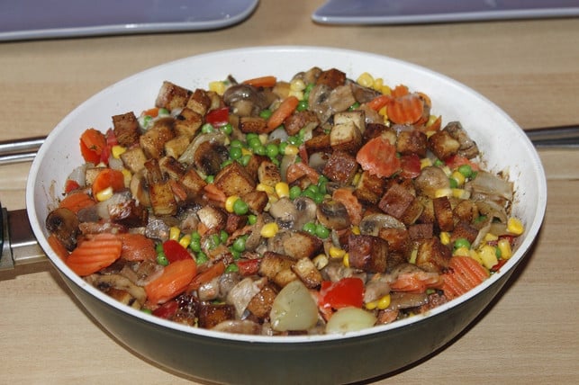 die-raeuchertofu-pfanne-schmeckt-besonders-mit-sais-cc0-pixabay-kalhh-200321_download Diese Räuchertofupfanne lässt mit saisonalem Gemüse an die Jahreszeit anpassen.
