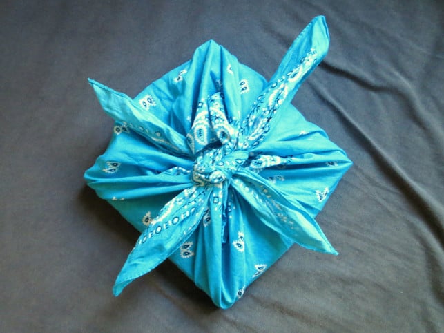 mit-einem-furoshiki-kannst-du-beispielsweise-quadr-utopia-leonie-barghorn-200713_download Mit einem Furoshiki kannst du beispielsweise quadratische Geschenke einpacken.