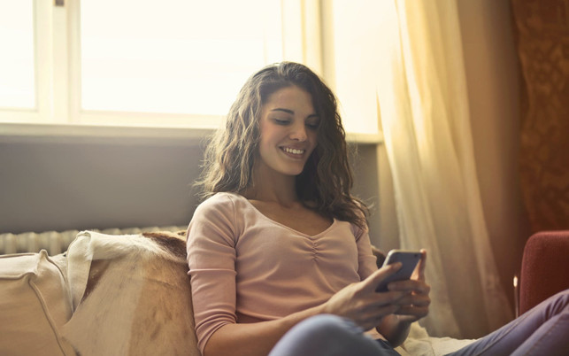 newsletter-nachhaltigkeit-smartphone-e-andrea-piacquadio-210127-1280x800-1 Nachhaltigkeits-Newsletter aufs Smartphone