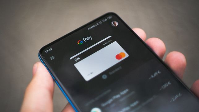 ut-kleinebeitraegevermoegen-us-mika-baumeister-100920-1280x720 Wer Einkäufe bargeldlos bezahlt, verliert schnell den Überblick über die Ausgaben – ein Hindernis beim Vermögensaufbau.