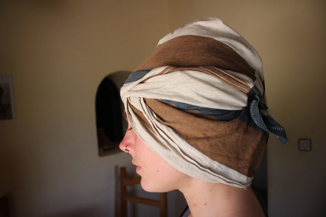 richtig-festgeknotet-haelt-das-shirt-gut-auf-deinem-daniela-staber-utopiade-200602_download Richtig festgeknotet hält das Shirt gut auf deinem Kopf.