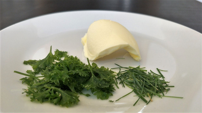 kraeuterbutter-selber-machen-mit-frischen-kraeutern-sven-christian-schulz-utopia-180224_download Statt sie zu kaufen, kannst du Kräuterbutter mit frischen Kräutern selber machen.