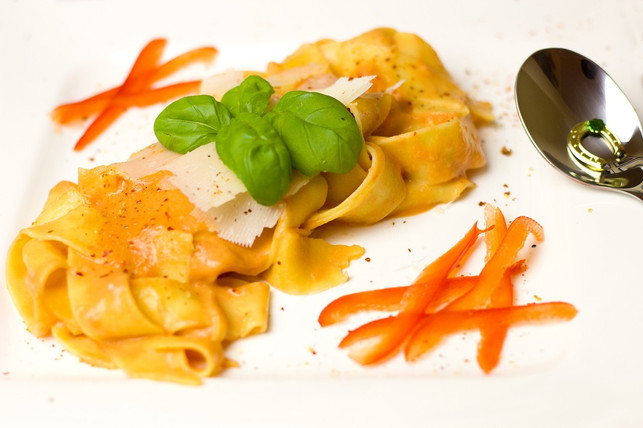 kuerbis-eignet-sich-nicht-nur-fuer-suppen-im-winte-cc0-pixabay-einladung_zum_essen-181105_download Kürbis eignet sich nicht nur für Suppenrezepte – im Winter schmeckt er auch in einer veganen "Käse"-Soße gut.