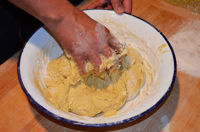 brot-backen-ohne-hefe-cc0-pixabay-krzys16-181211_download Auch Brot ohne Hefe muss ordentlich geknetet werden.