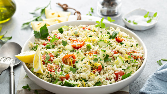 Tabbouleh salad with cauliflower rice and vegetables Salate ohne Nudeln zum Grillen