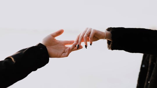 Ist dein:e Partner:in emotional unreif? Psychotherapeutin nennt 5 Anzeichen emotionale Unreife