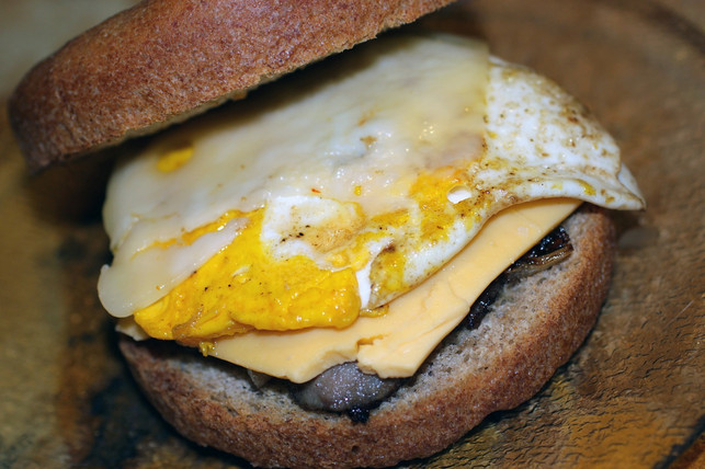 mit-einem-spiegelei-on-top-schmeckt-ueberbackener-t-cc0-pixabay-905513-200416_download Mit einem Spiegelei on top schmeckt überbackener Toast gut.