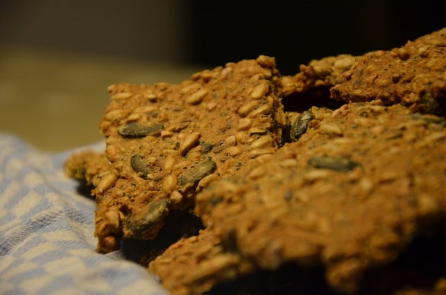 knuspriges-knaeckebrot-ist-reich-an-vitalstoffen-un-kilian-loesch-180110_download Knäckebrot als Snack ist reich an Vitalstoffen und Proteinen.