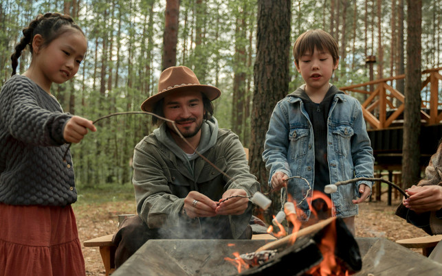 lagerfeuer-familie-e-Ron-Lach-250618 Camping mit Lagerfeuer