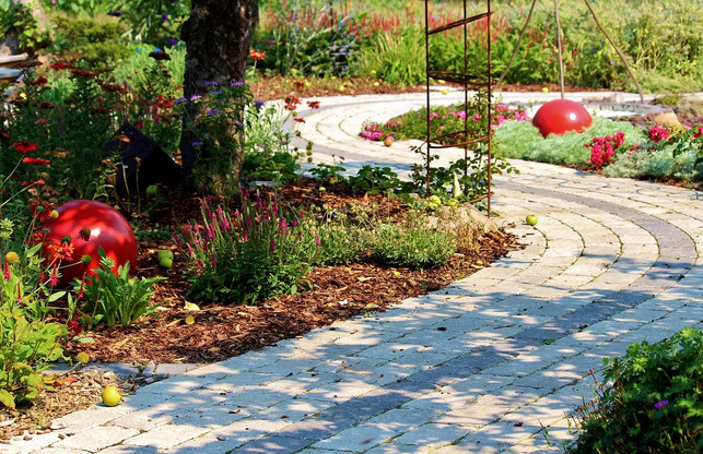 im-klimawandel-ist-ein-garten-ohne-versiegelte-flae-cc0-pixabay-counselling-220820_download In Zeiten des Klimawandels ist ein Garten ohne versiegelte Flächen empfehlenswert.