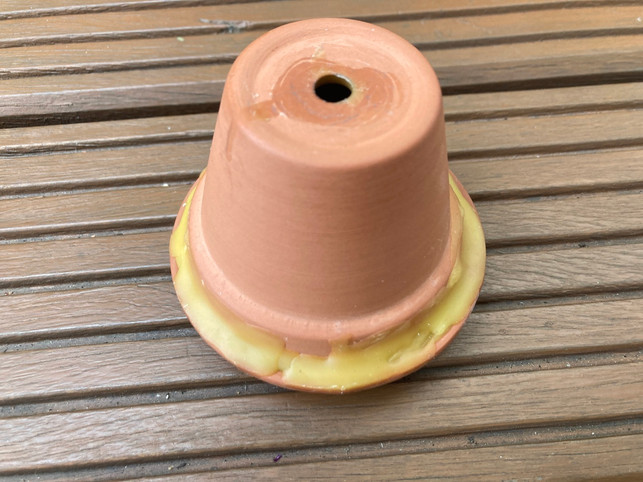 klebe-die-olla-mit-wachs-zusammen-utopia-sharon-hodge-230613_download Klebe die Olla mit Wachs zusammen.