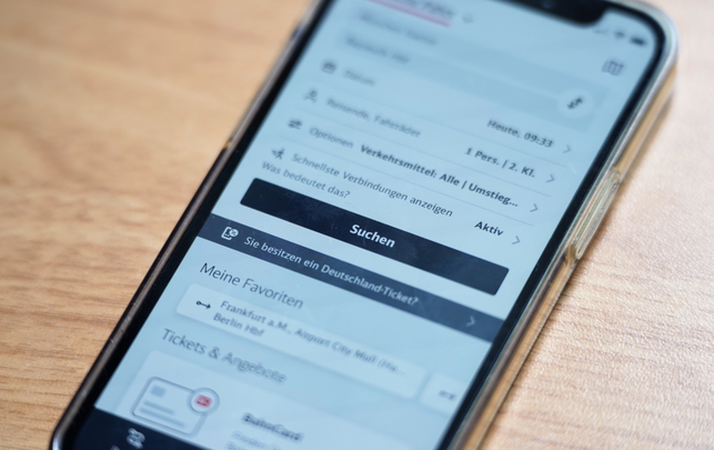 in-der-db-navigator-app-kannst-du-favoriten-speich-utopia-nora-braatz-240522_download In der DB Navigator App kannst du Favoriten speichern.