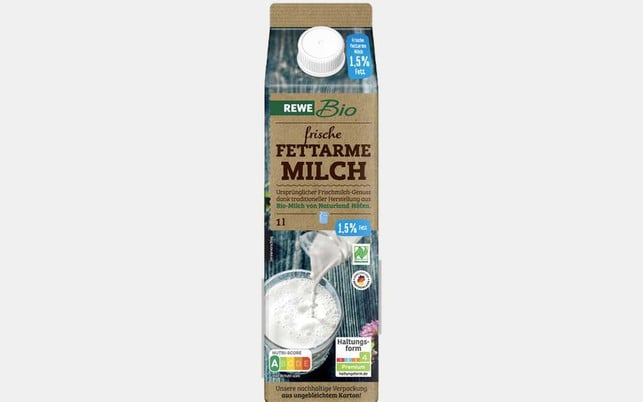 Rewe Milchpackung, frische fettarme Milch Die Frischemilch von Rewe Bio wird die erste Milch des Händlers sein, die mit der Haltungsform ausgezeichnet ist.
