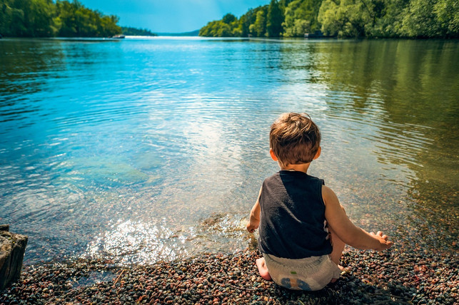 insbesondere-kinder-sollten-nicht-ins-wasser-gehen-cc0-pixabay-qimono-180804_download Insbesondere Kinder sollten nicht ins Wasser gehen, wenn darin viele Blaualgen sind.