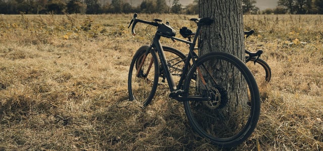 Ein Gravelbike ist eine Mischung aus Mountainbike und Rennrad.