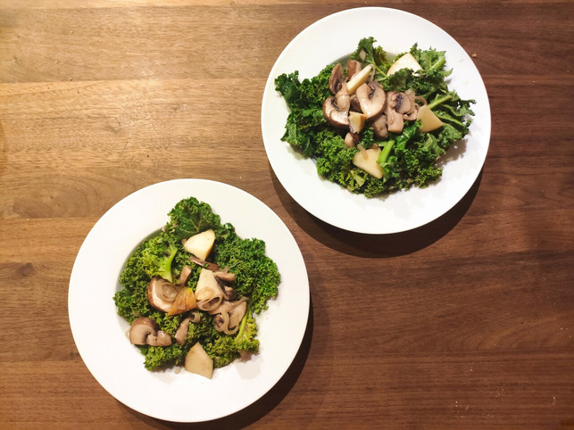 gruenkohl-eignet-sich-roh-super-fuer-einen-salat-denise-schmucker-utopia-220202_download Grünkohl eignet sich roh sehr gut für einen Salat.