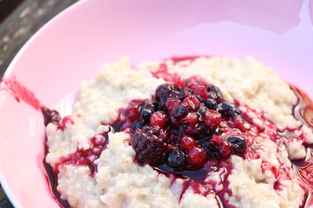 im-sommer-laesst-sich-porridge-mit-regionalem-obst-katbliemutopia-170814_download Im Sommer lässt sich Porridge mit regionalem Obst wie Beeren, Trauben oder Kirschen verfeinern.
