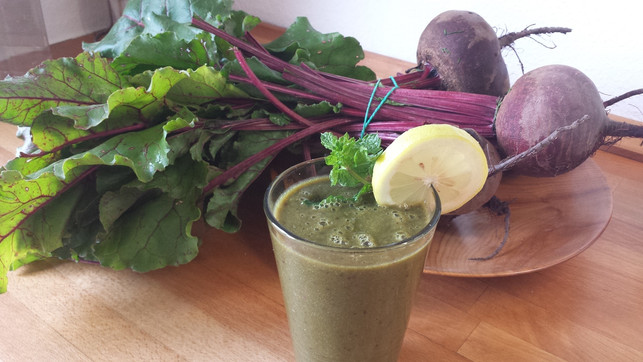 rote-beete-blaetter-lassen-sich-zb-zu-gruenen-smoo-utopia-kathrin-inerle-170808_download Rote-Bete-Blätter lassen sich zu grünen Smoothies verarbeiten.