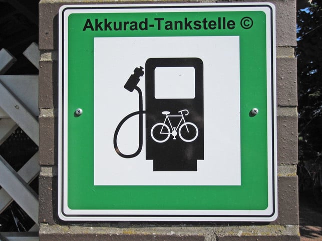 ein-akku-unterstuetzt-bei-schweren-lasten-cc0-pixabay-hpgruesen-190609_download Ein Akku unterstützt beim Transport schwerer Lasten.