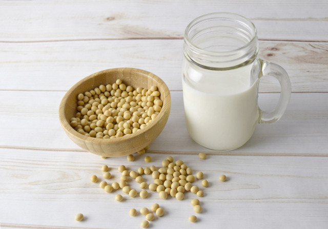 A soy allergy is mainly characterized by itching and swelling.