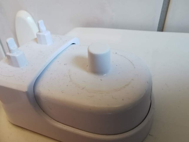 in-regelmaessigen-abstaenden-solltest-du-die-ladestat-sven-christian-schulz-utopia-201230_download In regelmäßigen Abständen solltest du die Ladestation deiner elektrischen Zahnbürste reinigen.