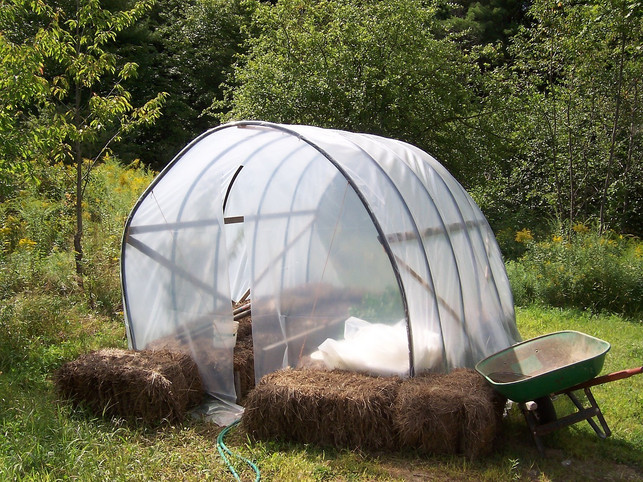 stroh-wirkt-wie-eine-decke-die-den-gartenboden-au-cc0-pixabay-stekam-220512_download Stroh wirkt wie eine Decke, die den Gartenboden aufwärmt.