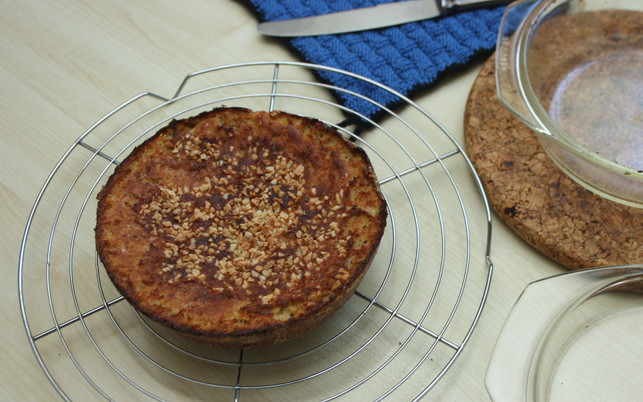 lass-den-proteinkuchen-auf-einem-kuchegitter-abkueh-maria-hohenthalutopia-200629_download Lass den Proteinkuchen auf einem Kuchegitter abkühlen.