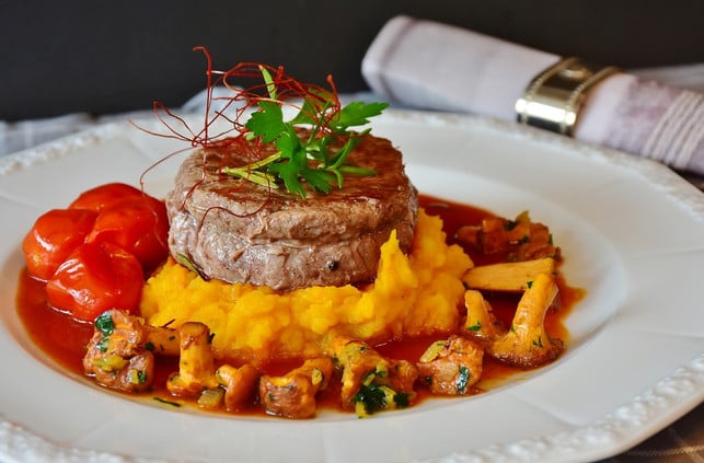 ruebenmus-wird-oft-als-beilage-zu-fleisch-gegessen-cc0-pixabay-ritae-190213_download Rübenmus wird oft als Beilage zu Fleisch gegessen, aber es schmeckt auch sehr lecker als vegetarisches Gericht.